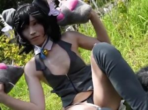 《HD盗撮動画》乳首の先まで丸見え！美人だけど貧乳すぎるレイヤーさんが秀逸な胸チラ隠し撮り映像ｗ