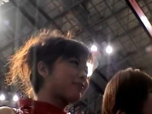 《盗撮動画》美人過ぎるコンパニオンのお姉さんの股間にズームイン！魅惑の極上パンチラを見事ゲット成功したったｗ