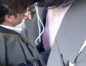 《HD盗撮動画》美人OLの胸チラを凝視するアングルで撮影！見事乳首ゲットに成功した傑作映像！