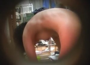 《盗撮動画》※一人暮らし女子大生覗き※あるアイテムを使えばドアスコープから部屋の中が丸見えになるという事実に戦慄！