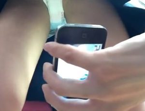 《盗撮動画》好みの美少女JKを見つけると超リスキーなスマホ撮りでパンチラ撮影をする危険人物！