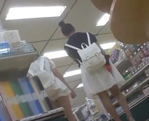 《盗撮動画》買い物中のJKを尾行してしゃがみパンチラを正面から撮影することに成功ｗ
