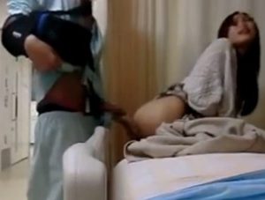 《個人撮影》入院中の彼氏を見まいに来た彼女とこっそりSEX！それを撮影して後のオカズ対策もバッチリｗｗ