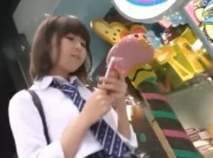 《盗撮動画》これは上玉だわｗｗ 超絶美少女JKを尾行してパンチラ逆さ撮りしまくる変質者登場ｗｗ