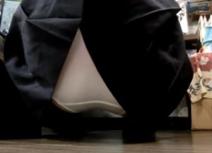 《盗撮動画》放課後の美少女JKに徹底粘着！しゃがみ中のスカートめくりという高難度の技を難なくキメる職人技ｗｗ