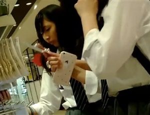《盗撮動画》お買い物中の美少女JKをバッチリマークして逆さ撮りパンチラを撮り続けてネットにアップする男ｗｗ