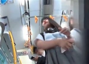 《盗撮動画》可愛すぎる制服JKちゃんを発見！即座に追跡してスカートの中を逆さ撮りするパンチラ職人ｗｗ