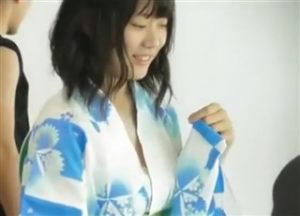 《盗撮動画/JC》気慣れない浴衣で胸元がスカスカになっている超絶美少女中×生を隠し撮りした危険な胸チラ映像！