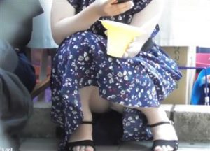 《盗撮動画》買い食いに夢中の私服JKのハミ毛もまとめて収録した秀逸な座りパンチラ映像がこちらｗｗ