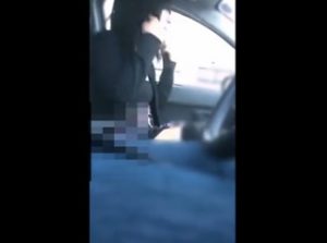 《個人撮影》アプリを通じて知り合った男との車内不倫を隠し撮りされてしまった悲惨な人妻さん