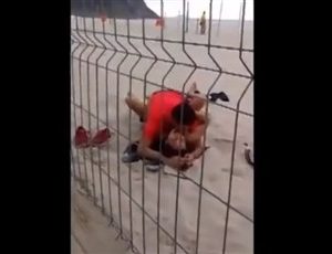 《個人撮影》マッチョなライフセーバーにナンパされた美人ギャルがほろ酔い半レイプ状態で強制野外セックス！