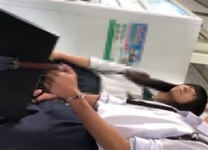 《HD盗撮動画》下校途中の制服JKのフロント撮り！高画質カメラで花柄と記事の質感まで確認可能なパンチラ映像！