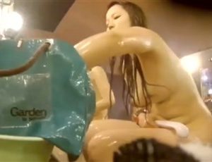 《盗撮動画》危険女子風呂映像！可愛いギャルがメイクを落としてすっぴんになるまでの一部始終をご覧くださいｗｗ
