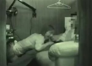 《個人撮影》野外露出からカーSEXまで･･素人夫婦が撮りためた変態プレイを記録した映像がネットに出回ってしまう！