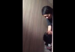 《個人撮影》学生カップルが学校のトイレで性行為しているところを隠し撮りした同級生が面白半分でネットにアップｗｗ