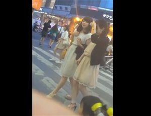 《盗撮動画》結婚式帰り？ドレス姿の極上美女をコンビニで鬼畜逆さ撮り！シコ不可避のSランクパンチラ映像がこちら