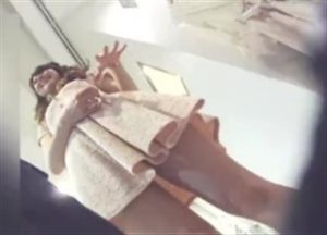 《盗撮動画》笑顔で接客してくれる美人ショップ店員を裏切る逆さ撮り行為！絶妙なアングルで撮影したパンチラ映像をご覧ください