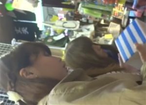 【盗撮動画】安定の美人ギャルパンチラ！店舗内での粘着から逆さ撮り映像を顔出しで公開した撮り師の功績