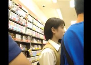 【HD盗撮動画】これは上玉じゃないか！天使レベルの美少女JKをめくり撮りでパンチラ撮影するわらわら氏ｗｗｗ