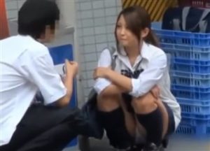 【盗撮動画】コンビニ前でしゃがみ込んでいるギャルJKを発見→すかさずズーム撮影でしゃがみパンチラを見事にGET