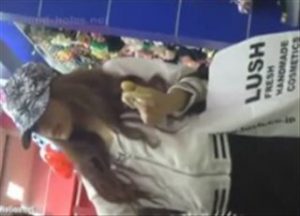 【逆さ撮り盗撮動画】買い物中のヤンキーギャルの水色おぱんつ