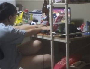 【民家盗撮動画】パンツ1枚でネトゲを楽しむ一人暮らしのメガネ女子大生を覗き撮り