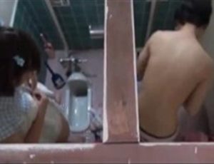 【盗撮動画】学校のトイレで着替える部活JCを同級生が盗撮⇒ネット流出の激アツコンボ炸裂ｗｗｗ