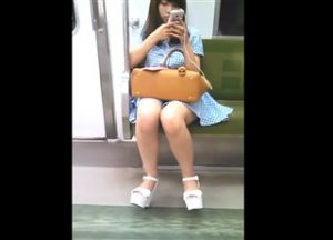 【盗撮動画】電車の対面シートに超絶美女が座ったからデルタゾーン隠し撮りしたったｗｗｗ