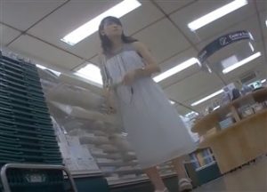 【逆さ撮り盗撮】爽やかワンピース美女の純白パンチラ６１