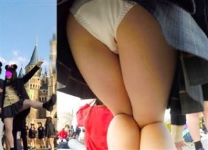 【逆さ撮り盗撮】みみっく 【顔出しJK8】夢の国② インスタ大好き。城前で無邪気に写真撮ってるところの白P【声かけ】