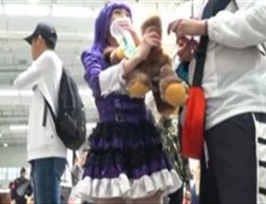 【盗撮動画】コミケのイベント会場にて激カワコスプレ美少女の純白パンチラ