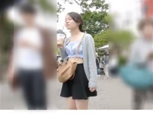 【逆さ撮り盗撮】野外イベントに遊びに来たティーン美少女のピンクパンチラ