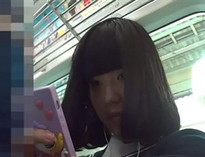【逆さ撮り盗撮】※完全顔出し JC疑惑の制服美少女の通学パンチラ