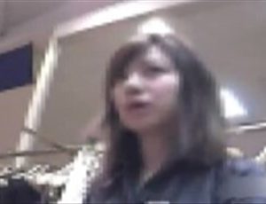 【盗撮動画】PEEPFOX ショップ店員のパンチラアクシデント Vol.25　しゃがみのPがこんもりしてます