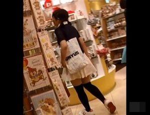 【逆さ撮り盗撮】わらわら 【フルHD】靴カメ君が行くPart269【JS?JC？生P手撮りあり編】