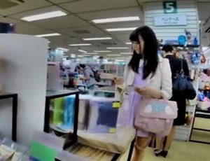 盗撮動画【逆さHERO】!!新作FHD!!パンチラを超える真夏のハミビラ悶絶美人お姉様！