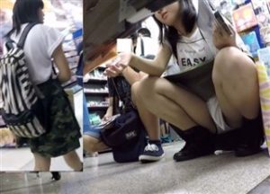 【HD盗撮動画】わらわら 靴カメ君が行く！ 私服JCのしゃがみパンチラを正面撮影