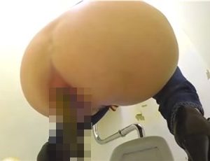 【盗撮動画】シャリラ　3カメ盗撮 おまんこぱっくりウ●コ