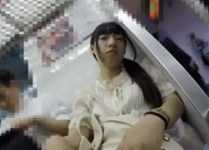 【逆さ撮り盗撮】薄目開けて盗撮バレ！？水色スカートのカルピス娘のパンチラGET