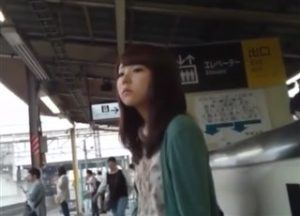 【盗撮動画】可愛いJDお姉さんのスカートをめくり上げてパンチラ盗撮するストーカー男