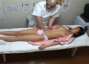【盗撮動画】歌舞伎町セクハラマッサージ治療院 Vol.62 異変に気付いているのに抵抗できない爆乳ギャル