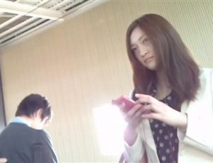 【逆さ撮り盗撮】バレたら即逮捕！極上美女に粘着してパンチラ隠し撮りしたったｗｗｗ