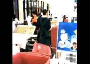 ＜逆さ撮りパンチラ盗撮動画＞奥さん！思いっきり生パンツ1-3