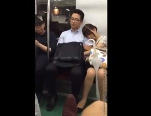 【盗撮動画】目が点。。ラブラブ社会人カップルが電車で手コキしてるんだが・・・