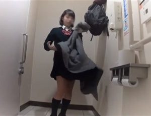 【盗撮動画】とある公衆トイレで用を足した後、着替えをするJK隠し撮り映像