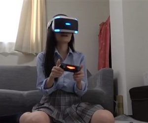 【盗撮動画】【VRパンチラ】無邪気にはしゃぎまくる激カワ制服美少女にVRやらせたらパンチラしまくり②胸ちら＆逆さ
