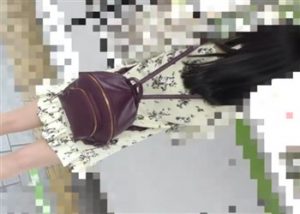 ちゃおず 【痴漢動画】萌えカワ清楚系ミニワンピ女子大生＊スカートめくり＊アナルくぱぁ超接写＊指2本挿れで喰い込みパンツにデカシミ【高画質】