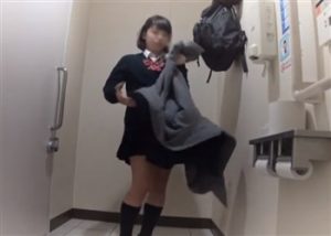 【盗撮動画】駅の女子トイレに隠しカメラ仕掛けたらJKのおしっこと着替えが撮れてしまったｗｗｗ