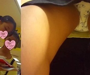 コロコロ【スヌ○ピーパンツ詰合】私服ロリ＆JKパンチラ逆さ撮り