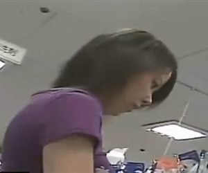 《逆さ撮り盗撮》お買い物中の美人なギャルちゃん、Tバックからハミ毛しまくり＆ブラチラまでGETする有能パンチラ